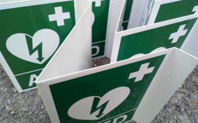 Držáky s piktogramy AED