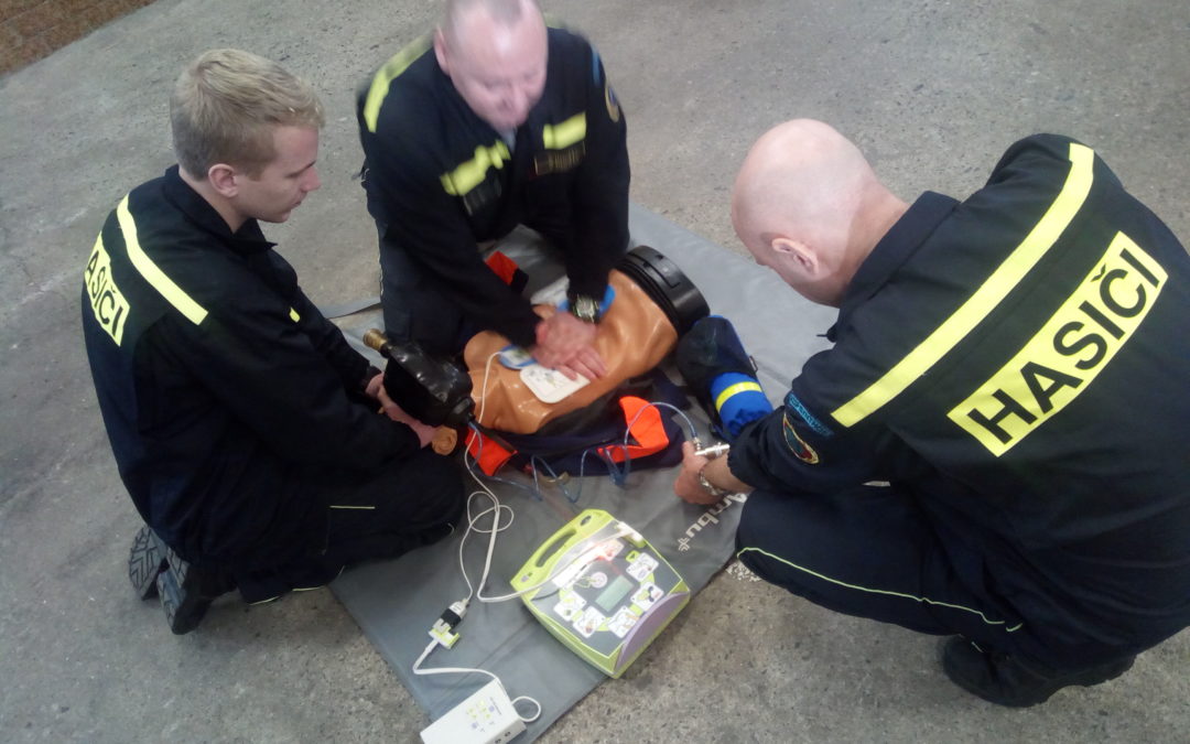 Podnikový hasiči trénují resuscitaci