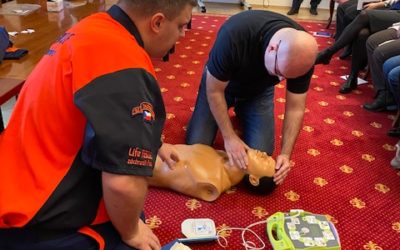 Senát ČR disponuje AED